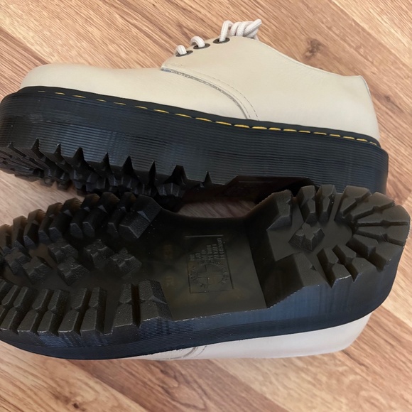 Dr. Martens Women’s 31696 leather lace up Platform shoes - Picture 7 of 12